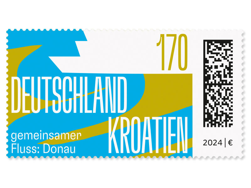 Weies Schiff auf blauer Donau ockerfarbene Flusslandschaft